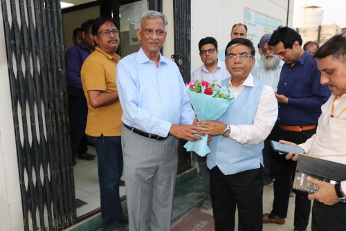 Dr. Subhas Sarkar, Hon’ble Union Minister of State for Education being welcomed by Prof. R. Nagarajan, Director, IIM Amritsar